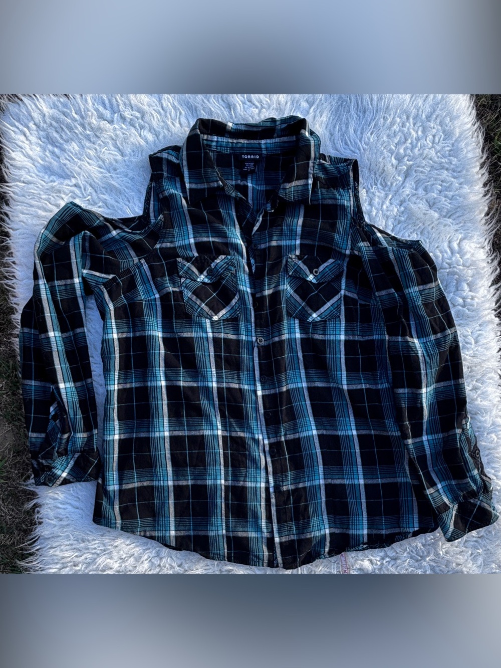 Women’s Cold Shoulder Plaid Button Down.
Size 1X Like New